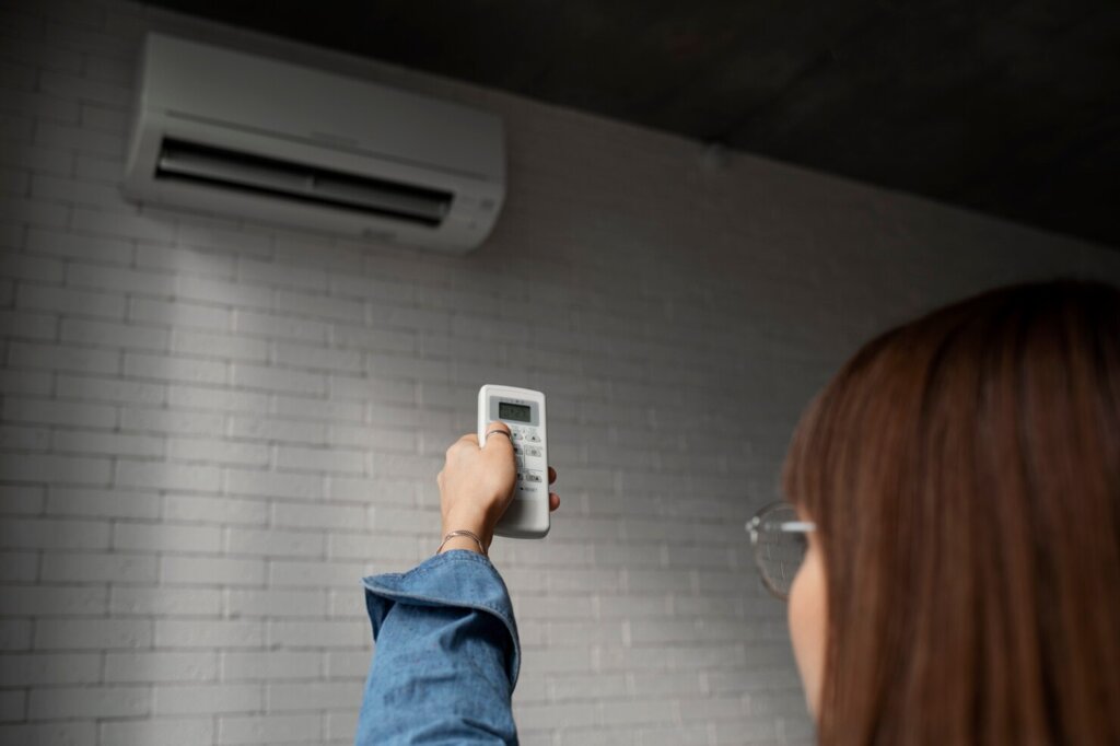 nstallatie van airconditioning in Utrecht - efficiënte bediening met afstandsbediening voor optimale temperatuurregeling in huis.